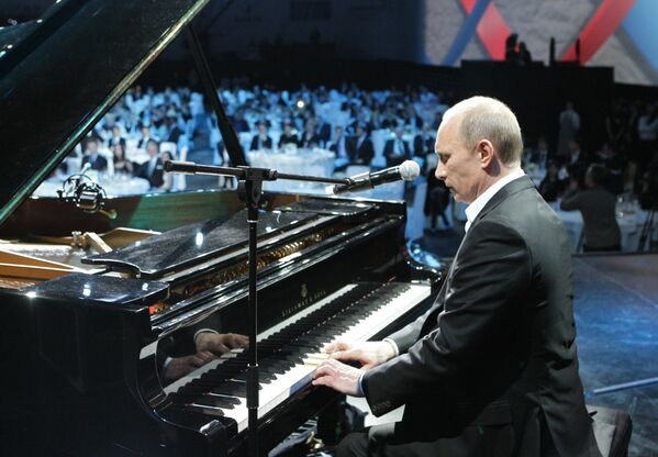 Премьер-министр РФ Владимир Путин играет на рояле на благотворительном концерте