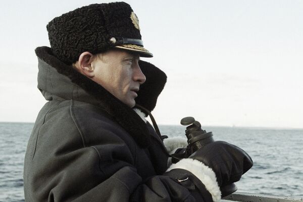 Президент РФ Владимир Путин на ходовом мостике атомной подводной лодки Карелия