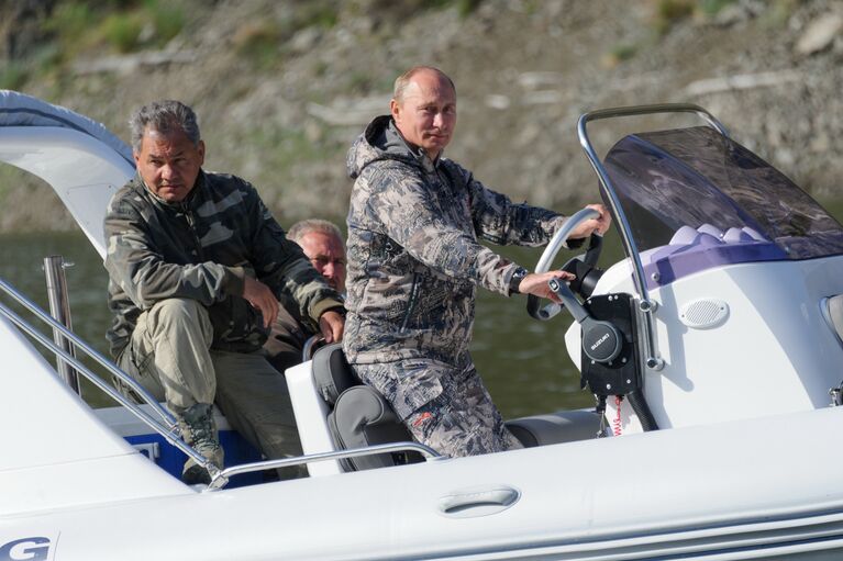 Владимир Путин и Сергей Шойгу в заповеднике Саяно-Шушенский