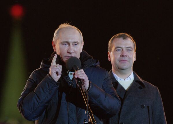 Дмитрий Медведев и Владимир Путин во время митинга на Манежной площади