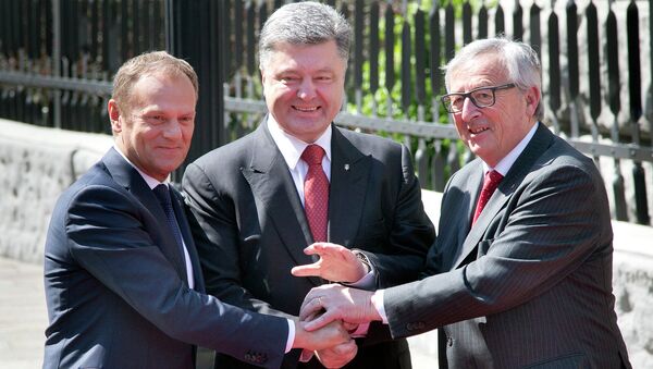 Президент Украины Петр Порошенко встречает президента Европейского совета Дональда Туска и президента Европейской комиссии Жан-Клода Юнкера в преддверии саммита в Киеве. Архивное фото