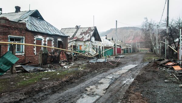 Разрушенные в результате боевых действий строения в поселке Трудовской в Донецкой области