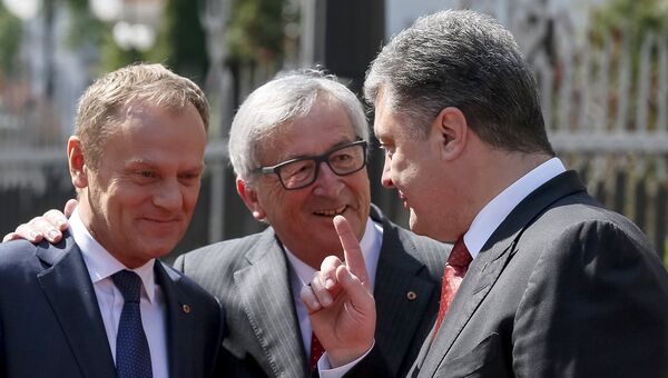 Президент Украины Петр Порошенко встречает президента Европейского совета Дональда Туска и президента Европейской комиссии Жан-Клода Юнкера в преддверии саммита в Киеве