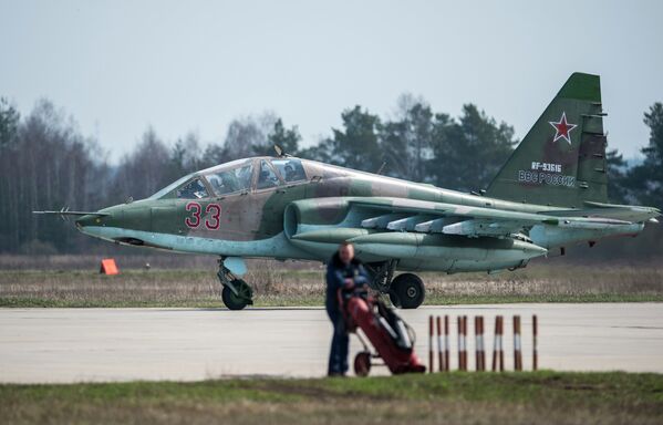 Самолет Су-25 во время подготовки воздушной части военного парада в честь 70-й годовщины Победы