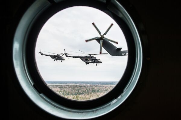 Вертолеты Ми-8 во время подготовки воздушной части военного парада в честь 70-й годовщины Победы