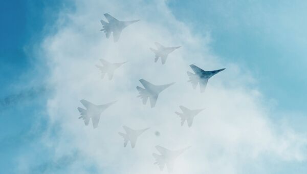 Самолеты пилотажных групп Русские Витязи и Стрижи во время подготовки воздушной части военного парада в честь 70-й годовщины Победы