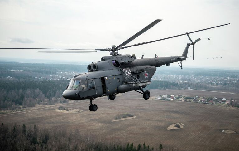 Вертолет Ми-8 во время подготовки воздушной части военного парада в честь 70-й годовщины Победы