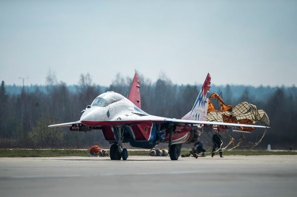 Самолет пилотажной группы Стрижи МиГ-29 во время подготовки воздушной части военного парада в честь 70-й годовщины Победы