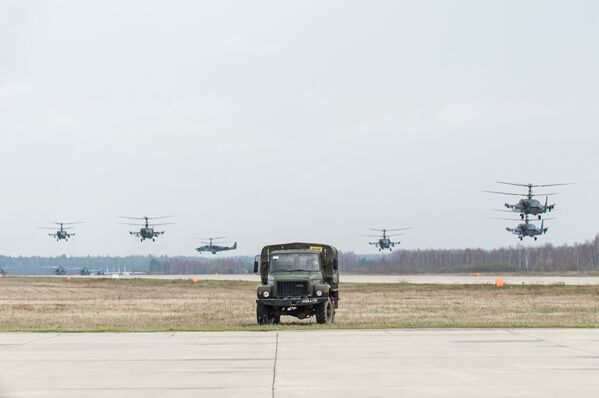 Вертолеты во время подготовки воздушной части военного парада в честь 70-й годовщины Победы
