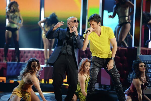 Энрике Иглесиас и рэпер Pitbull выступают на 14-й ежегодной Latin Grammy Awards