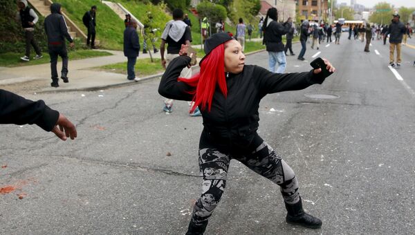 Столкновения протестующих с полицией в американском Балтиморе