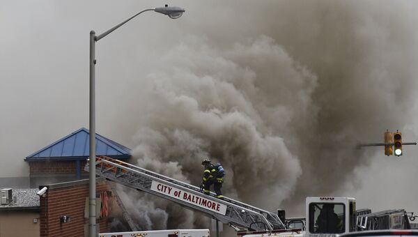 Тушение пожаров в Балтиморе, охваченном массовыми беспорядками
