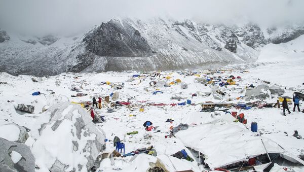 Базовый лагерь альпинистов на Эвересте после схода лавины
