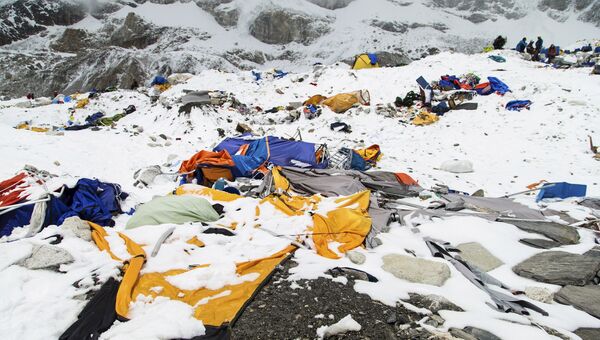 Базовый лагерь альпинистов на Эвересте после схода лавины