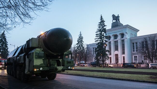 Траспортировка пусковой установки Тополь на ВДНХ. Архивное фото