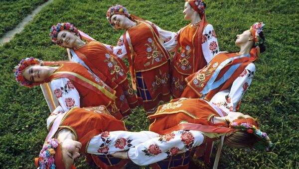 Артисты танцуют в национальных украинских костюмах. Архивное фото
