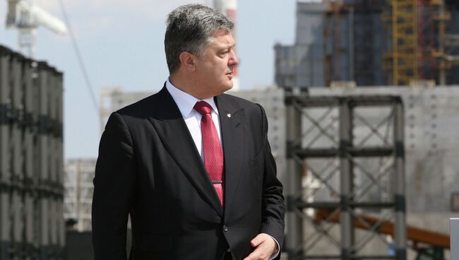 Президент Украины Петр Порошенко во время посещения Чернобыльской АЭС. Архивное фото