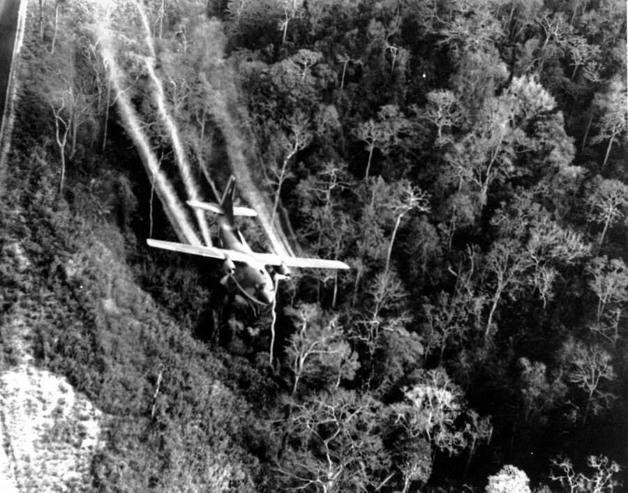 Американский самолет распыляет Агент Оранж над Южным Вьетнамом. 1966 год
