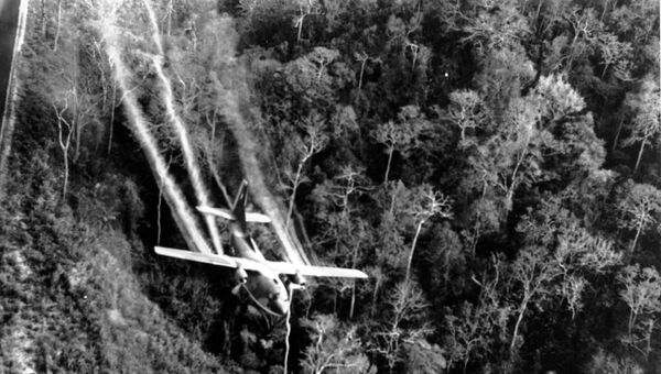 Американский самолет распыляет Агент оранж над Южным Вьетнамом. 1966 год. Архив