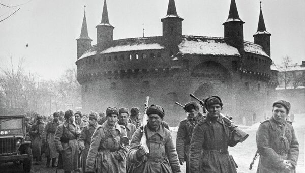 Бойцы I Украинского фронта на одной из улиц Кракова. 8 февраля 1945 года