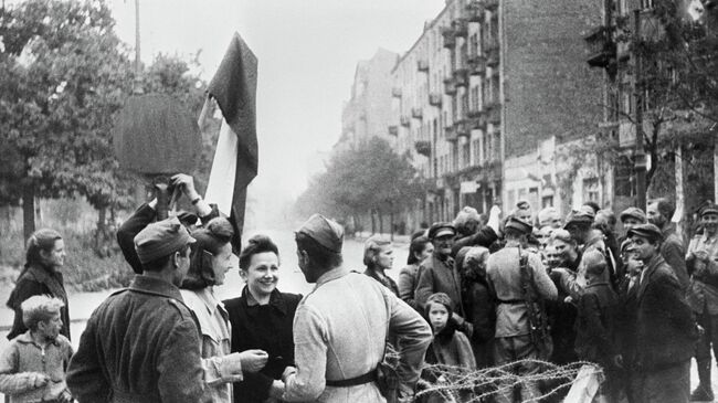 Мирные жители Варшавы и бойцы Красной Армии