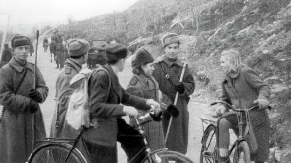 Бойцы Красной Армии и жители Киркенеса. Освобождение Северной Норвегии. 1944 год