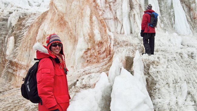 Авторы статьи изучают знаменитый Кровавый водопад у подножия ледника Тейлора
