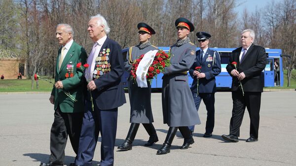 Посол США в РФ Джон Теффт и ветераны возложили цветы к знаку Дух Эльбы в Москве