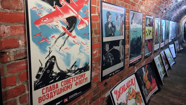 Монтаж выставки Плакаты войны. На пути к Великой Победе