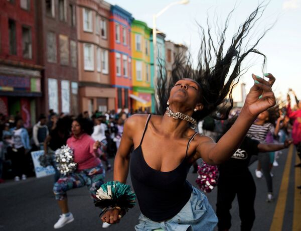 Люди танцуют на одной из улиц Балтимора, США