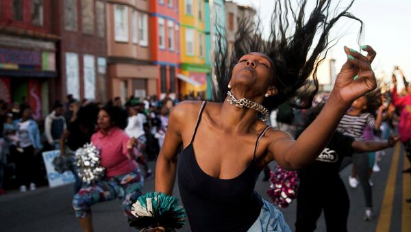 Люди танцуют на одной из улиц Балтимора, США