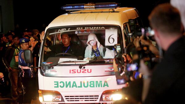 Карета скорой помощи выезжает из тюрьмы на острове Нусакамбанган, где были казнены иностранцы, осужденные за наркоторговлю