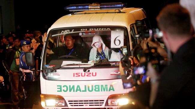 Карета скорой помощи выезжает из тюрьмы на острове Нусакамбанган, где были казнены иностранцы, осужденные за наркоторговлю