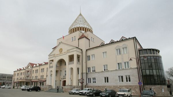 Здание парламента Нагорно-Карабахской Республики, расположенное в центре Степанакерта. Архивное фото