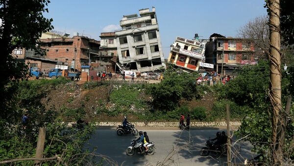 Поврежденные в результате землетрясения здания в Катманду, Непал