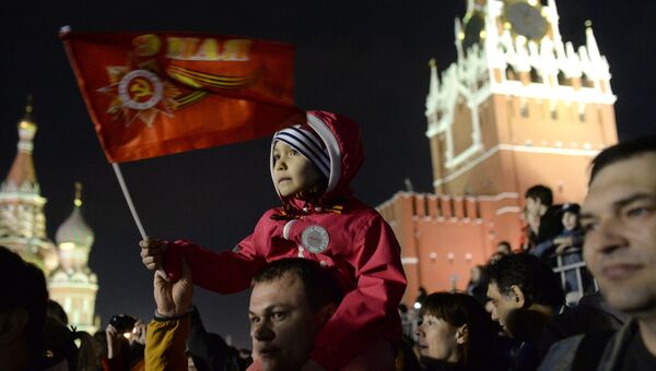 Жители города смотрят репетицию парада Победы на Красной площади в Москве