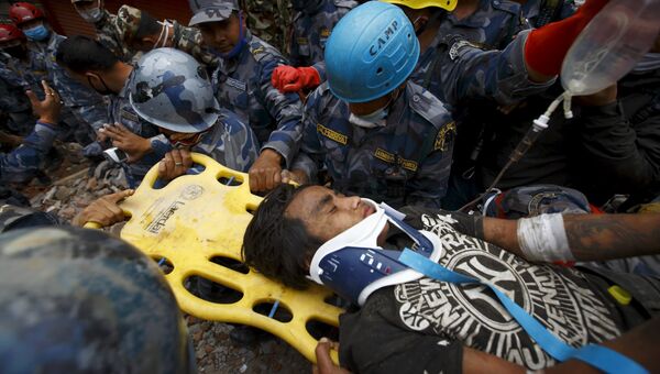 15-летний подросток Пема Лама, найденный непальскими спасателями под завалами в Катманду