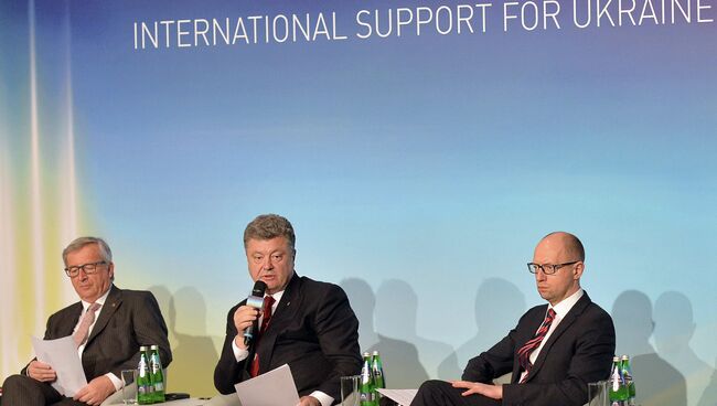Глава Еврокомиссии Жан-Клод Юнкер, президент Украины Петр Порошенко и премьер-министр Арсений Яценюк. Архивное фото
