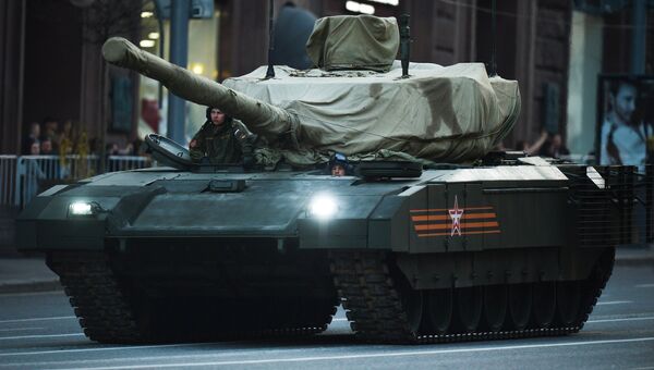 Танк Т-14 на гусеничной платформе Армата во время репетиции парада Победы на Тверской улице в Москве