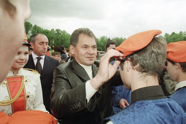 Министр МЧС Сергей Шойгу вручает удостоверения и оранжевые береты на торжественной церемонии посвящения в спасатели