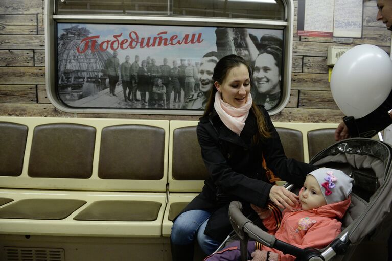 Пассажиры метропоезда-музея Новониколаевск-Новосибирск