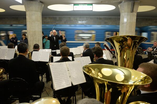 Выступление оркестра на станции метро Площадь Гарина-Михайловского