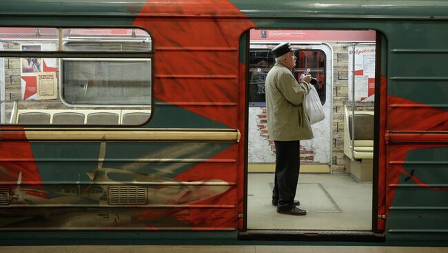 Пассажиры метропоезда-музея Новониколаевск-Новосибирск. Архивное фото