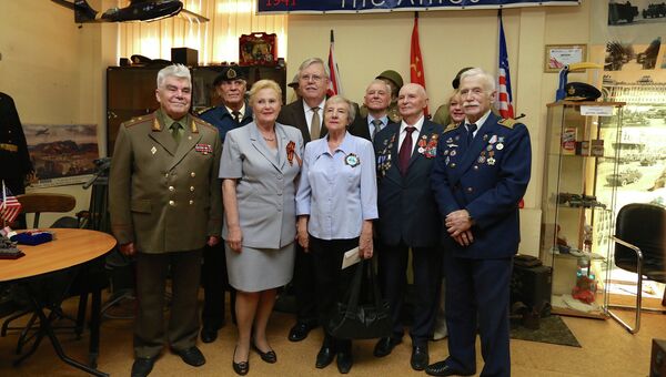 Посол США в России Джон Теффт во время посещения музея Союзники и ленд-лиз