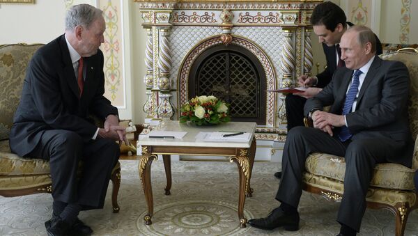 Президент России Владимир Путин и экс-премьер Канады Жан Кретьен во время встречи в резиденции Ново-Огарево, архивное фото