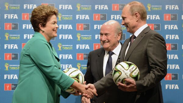 Президент России Владимир Путин, президент Международной федерации футбола (ФИФА) Йозеф Блаттер и президент Бразилии Дилма Роуссефф (справа налево)