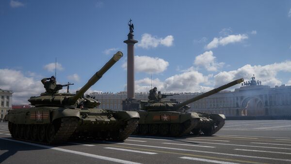 Танки Т-90 А во время репетиции парада Победы на Дворцовой площади в Санкт-Петербурге
