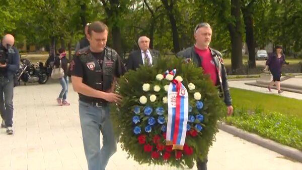 Ночные волки в Венгрии возложили венок к мемориалу советским воинам