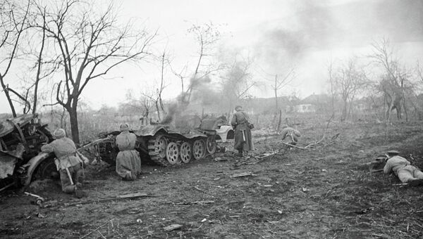 Советские пехотинцы ведут бой за населенный пункт Гизели в районе города Орджоникидзе (Владикавказ). Архивное фото