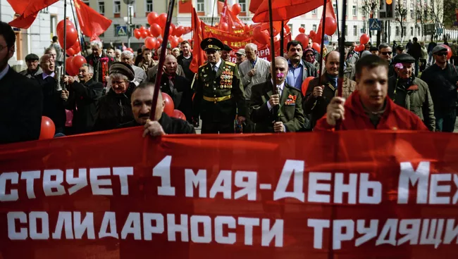 Участники первомайского шествия. Архивное фото